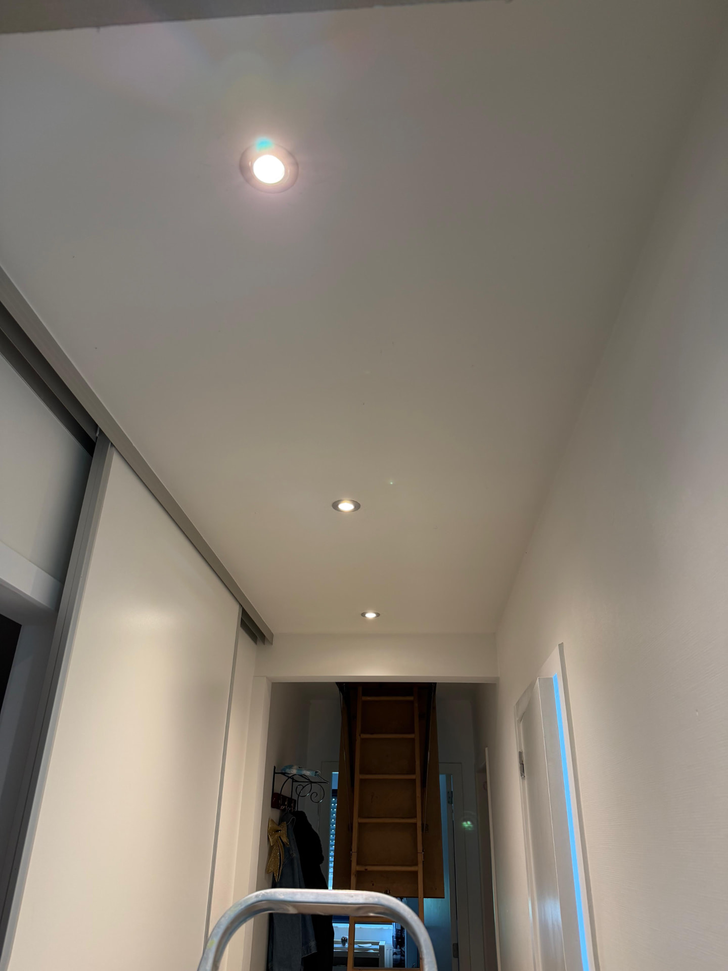 Inbouwverlichting in een gerenoveerde leefruimte
