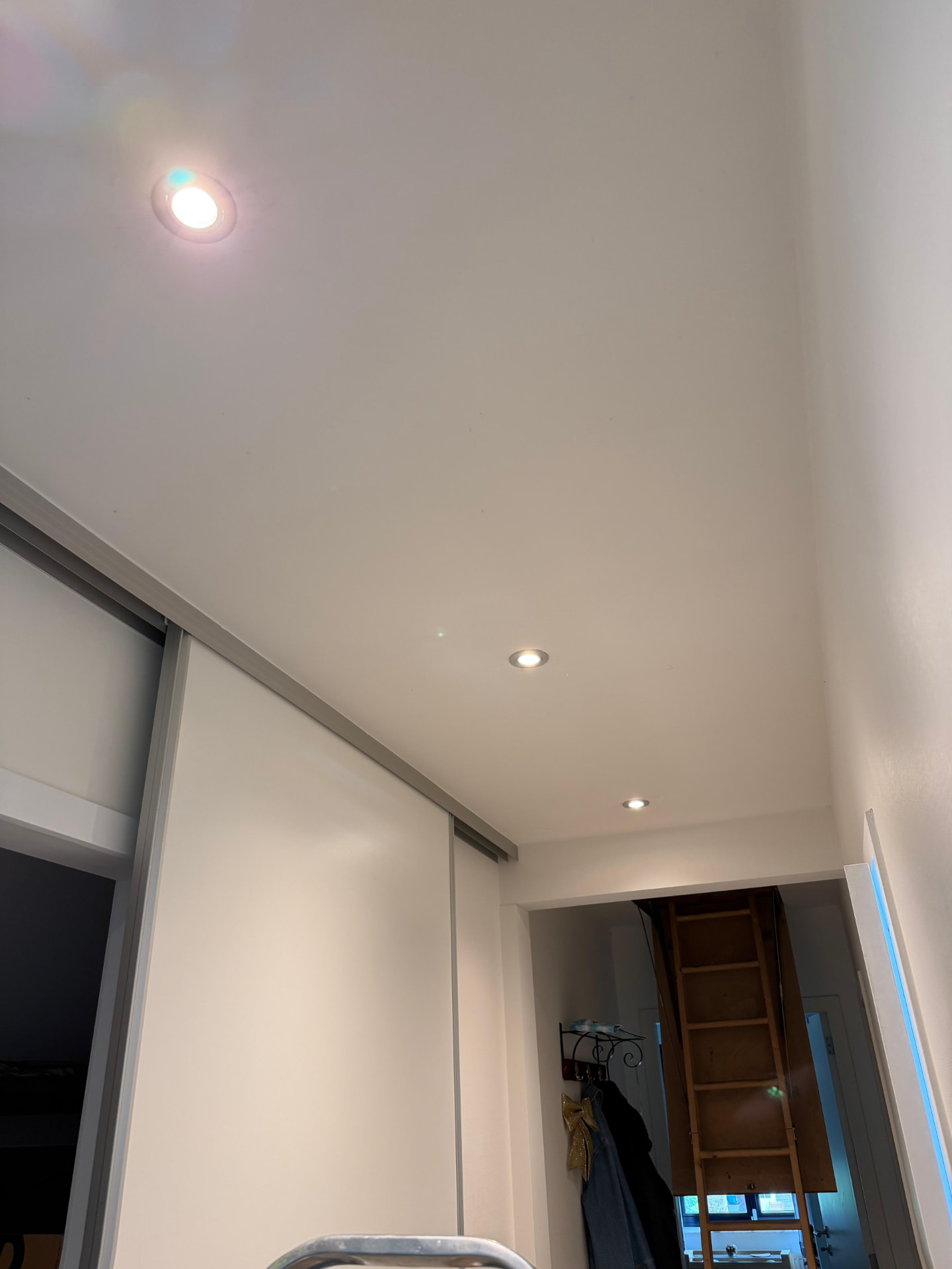 Herstelde led-inbouwspots in een gangplafond in Geel