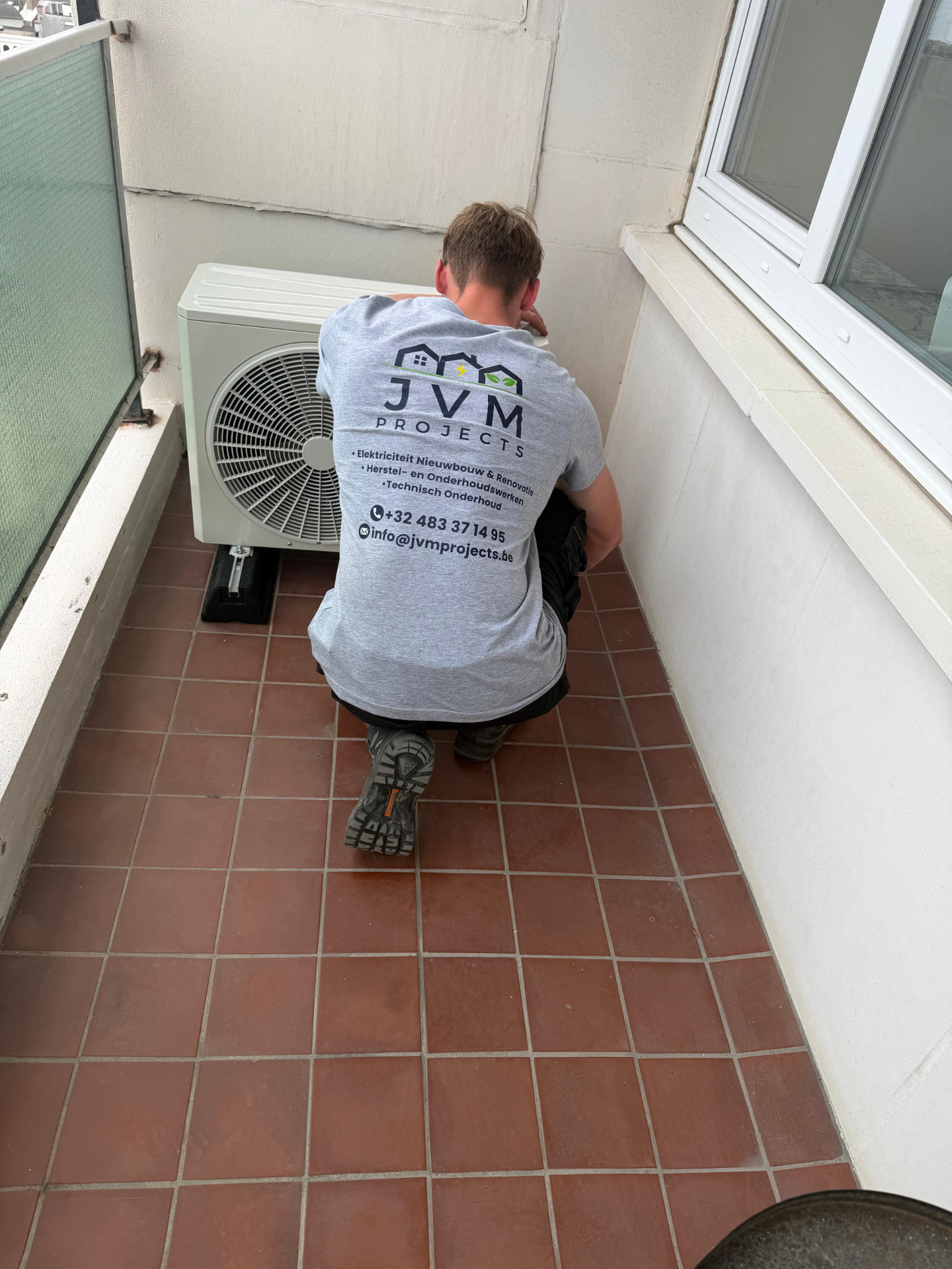 Technicus controleert een split-airco-unit