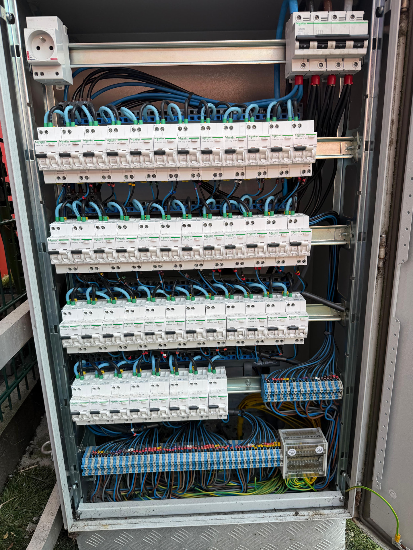 Elektricien werkt aan een elektrisch verdeelbord op een werf
