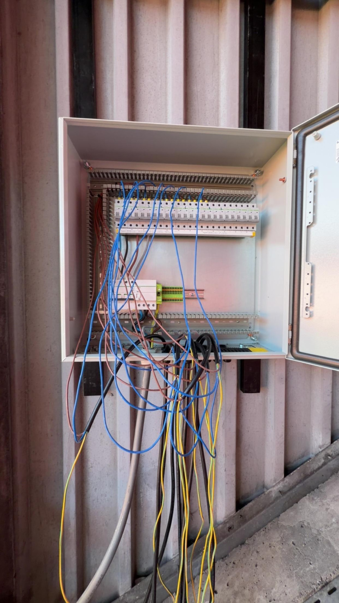 Bekabeling in een nieuwbouwwoning in opbouw